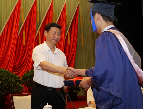 ▲시진핑 중국 국가주석이 2011년 7월 15일 공산당 중앙당학교 졸업식에서 졸업생과 악수하고 있다. 베이징/신화뉴시스
