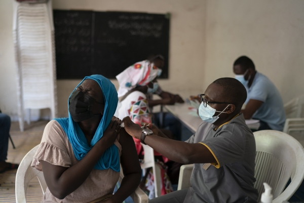 ▲세네갈 다카르의 한 병원에서 지난달 28일 시민이 얀센 백신을 접종하고 있다. 다카르/AP연합뉴스