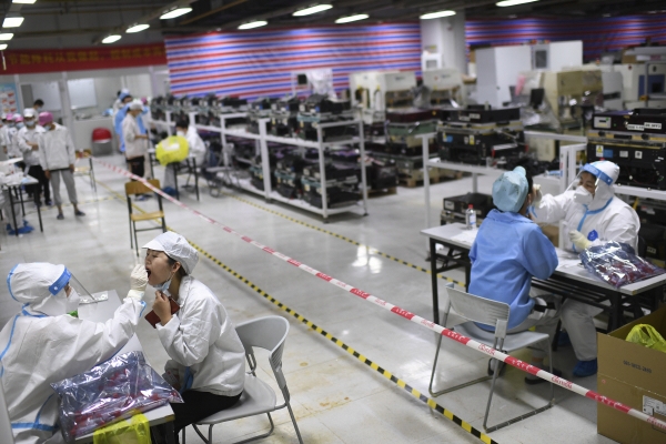 ▲중국 우한의 폭스콘 공장에서 5일 근로자들이 신종 코로나바이러스 감염증(코로나19) 검사를 받고 있다. 우한/AP뉴시스
