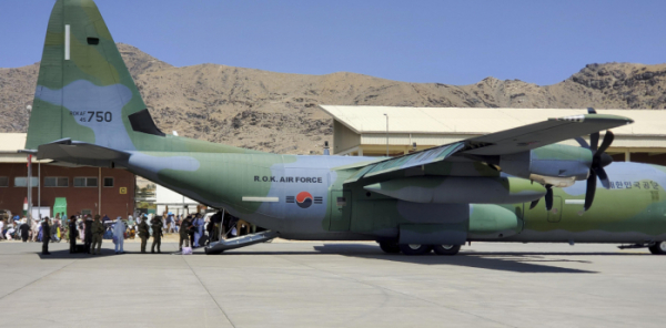 ▲한국으로 이송될 아프간인 현지 조력자와 가족들이 25일(현지시간) 아프가니스탄 카불공항에서 공군 C-130J 수송기에 탑승하고 있다. (사진제공=공군)