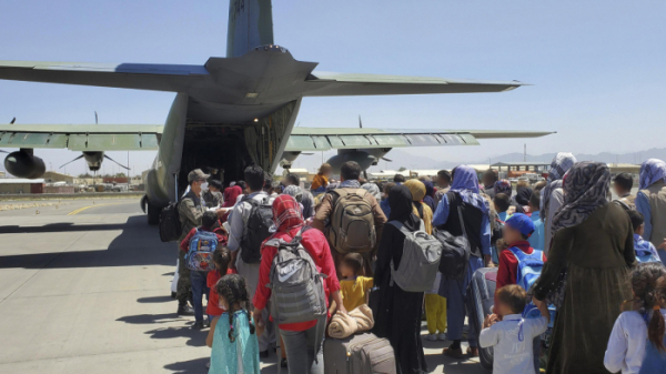 ▲한국으로 이송될 아프간인 현지 조력자와 가족들이 25일(현지시간) 아프가니스탄 카불공항에서 공군 C-130J 수퍼허큘리스 수송기에 탑승하기 위해 대기하고 있다. (사진제공=공군)