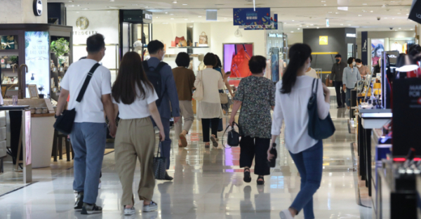 ▲7월 6일 오후 서울 중구 소공동 롯데백화점 본점에서 소비자들이 쇼핑을 하고 있다. (뉴시스)