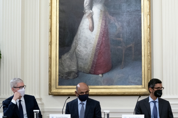 ▲왼쪽부터 팀 쿡 애플 최고경영자(CEO)와 아빈드 크리슈나 IBM CEO, 순다르 피차이 구글 CEO가 백악관에서 사이버 보안 회의를 하고 있다. 워싱턴D.C./EPA연합뉴스

