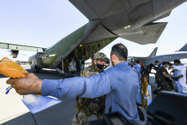 ▲아프가니스탄 현지 조력자와 가족을 한국으로 이송하는 미라클 작전에 투입된 공군 작전요원들이 25일 아프가니스탄 카불공항에서 C-130J 수송기에 탑승할 인원을 검색하고 있다. (연합뉴스)