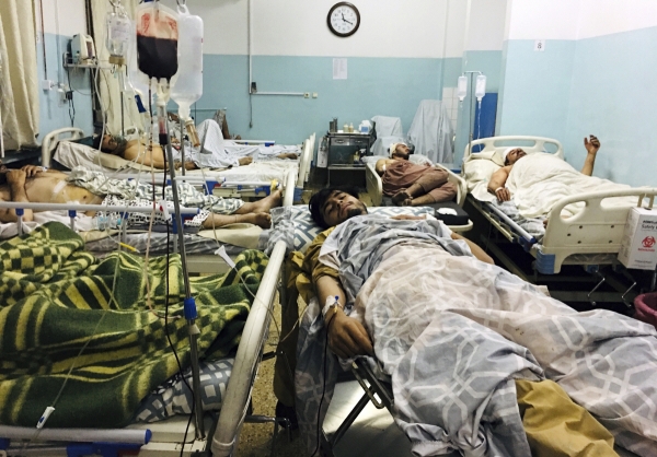 ▲아프가니스탄 카불의 한 병원에 26일(현지시간) 국제공항 인근에서 벌어진 자살폭탄 테러로 인한 부상자들이 누워있다. 
 (카불/AP연합뉴스 )