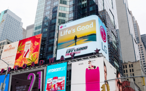 ▲미국 뉴욕 타임스스퀘어에 있는 LG전자 전광판에 Life's Good 영화가 소개되고 있는 모습.  (사진제공=LG전자)