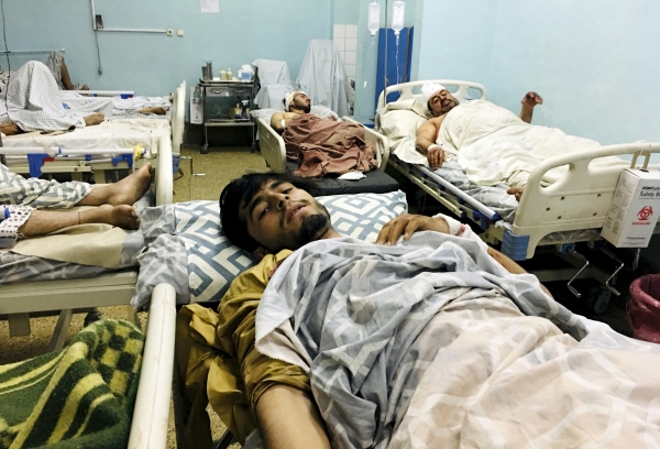 ▲아프가니스탄 카불의 한 병원에서 26일(현지시간) 부상자들이 누워있다. 카불/AP연합뉴스
