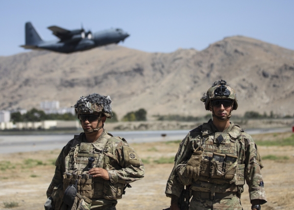 ▲미군 병사들이 25일 아프가니스탄 카불에서 경계근무를 서고 있다. 
 (카불/AP뉴시스)