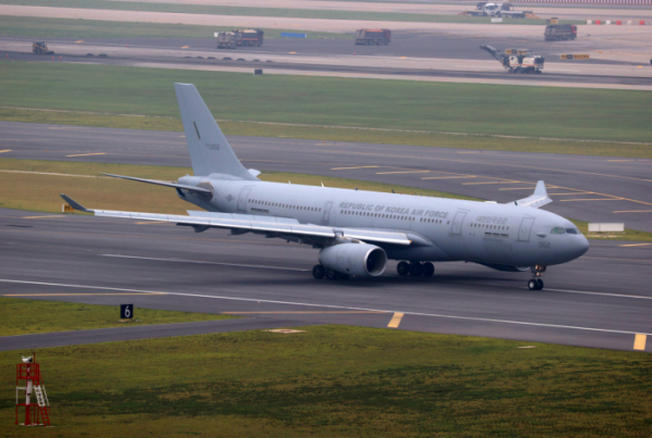 ▲ 아프간 현지인 조력자 및 가족들이 탑승한 공군 다목적 공중급유수송기 KC-330이 26일 오후 인천국제공항 제1여객터미널에 도착하고 있다.  (뉴시스)