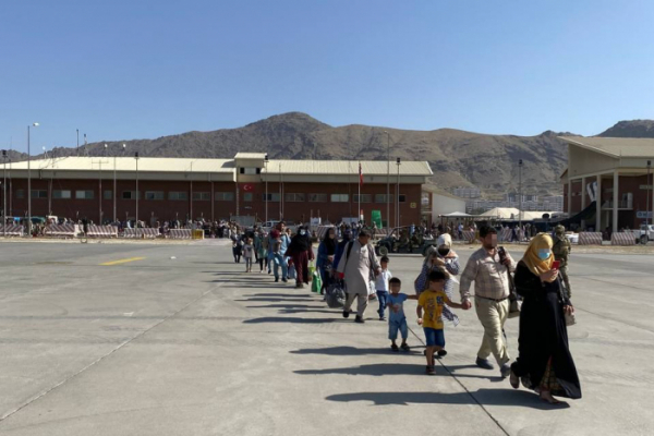 ▲한국 정부와 협력한 아프가니스탄인들이 24일(현지시간) 국내 이송을 위해 카불 공항에 도착한 한국 공군 수송기로 이동하고 있다. (연합뉴스)