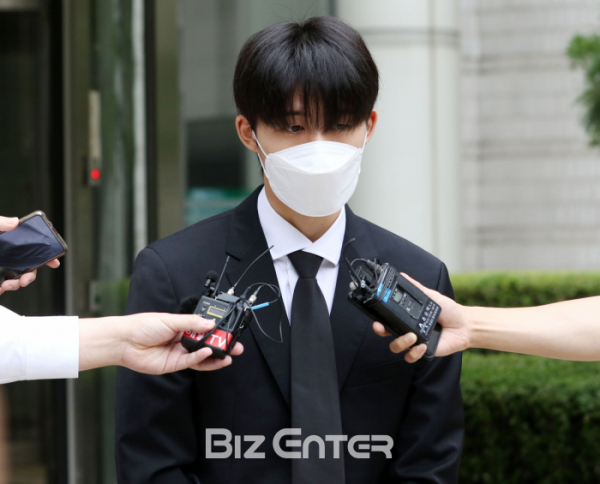 ▲마약 혐의로 기소된 아이돌 그룹 '아이콘' 전 멤버 비아이가 27일 서울 서초구 서울중앙지법에서 열린 첫 공판에 출석하고 있다.(비즈엔터DB)