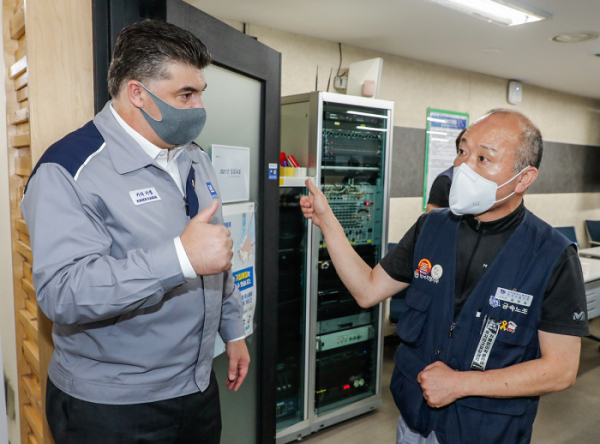 ▲한국지엠 노사는 27일, 2021년 임금협상 합의안에 대한 조인식을 갖고 올해 임금 교섭을 공식 마무리했다. 카허 카젬(왼쪽) 한국지엠 사장과 금속노조 한국지엠지부 김성갑 지부장이 조인식에 앞서 인사를 나누고 있다.  (사진제공=한국지엠)