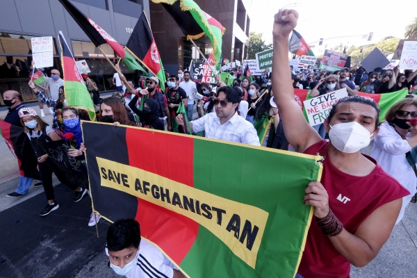 ▲미국 로스엔젤레스(LA)에서 28일(현지시간) 아프가니스탄 난민을 더 많이 받아들이라는 시위가 벌어지고 있다. LA/AP연합뉴스 
