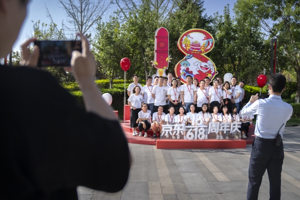 ▲중국 JD닷컴 직원들이 6월 18일 베이징에서 자사의 ‘618 쇼핑 페스티벌’을 기념하는 단체사진을 찍고 있다. 베이징/AP뉴시스
