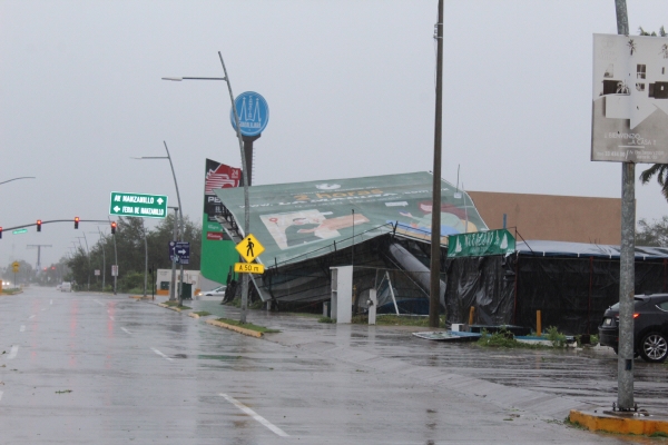 ▲허리케인 노라가 28일(현지시간) 멕시코를 강타하면서 서부 항구도시 만사니요에서 폭우와 강풍으로 광고판이 무너져 내린 채로 있다. 만사니요/로이터연합뉴스 
