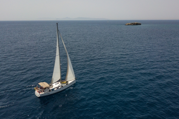 ▲요트 한 대가 그리스 아테네 남쪽 해안 근처에 있는 에게해 사로니코스만 인근에서 항해하고 있다. 아테네/신화뉴시스
