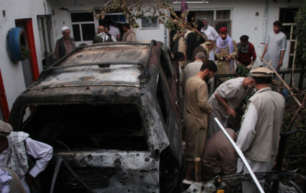 ▲아프가니스탄 수도 카불에서 29일(현지시간) 드론 공격을 받은 차량 주변에 사람들이 모여 있다. 신화뉴시스