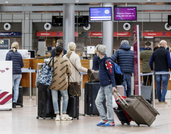 ▲독일 함부르크공항에서 탑승객들이 체크인을 하고 있다. 함부르크/AP뉴시스
