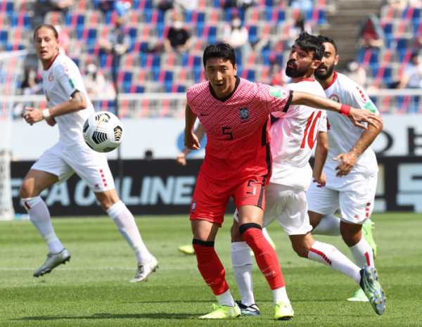 ▲2022 카타르 월드컵 아시아지역 2차 예선 대한민국 대 레바논의 경기를 치르는 정우영 (연합뉴스)