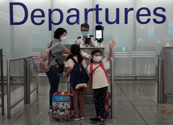 ▲홍콩의 한 가족이 6월 30일 영국으로 영구 이민을 위해 공항 출국장에서 수속을 밟고 있다. 홍콩/AP뉴시스
