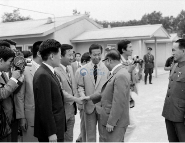 ▲남한적십자사 대표단을 맞이하는 북한 관계자의 모습.(국가기록원)