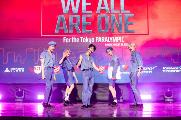 ▲'WE ALL ARE ONE'(사진대한민국 응원단 레드엔젤)