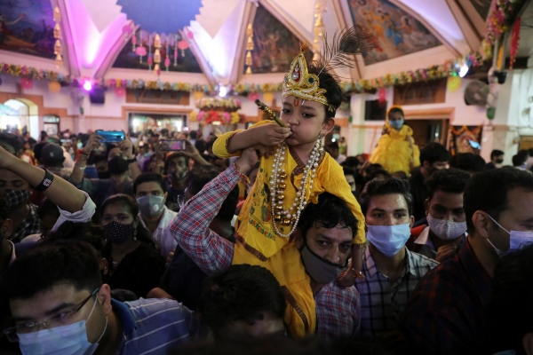 ▲인도 뉴델리에서 30일(현지시간) 사람들이 힌두교 축제를 즐기고 있다. 뉴델리/로이터연합뉴스 
