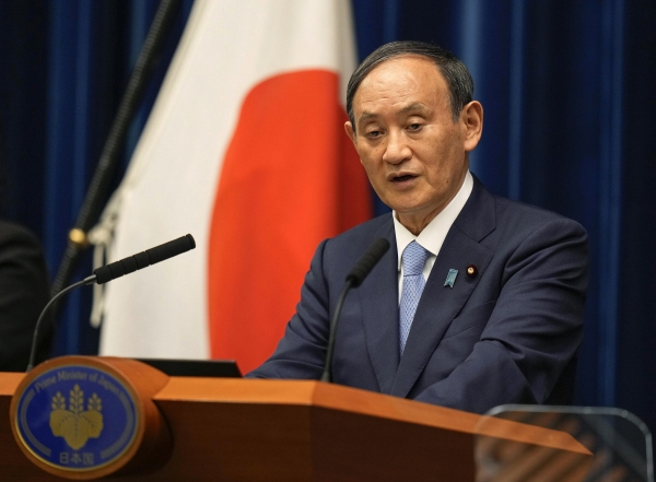 ▲스가 요시히데 일본 총리가 17일 도쿄 총리관저에서 기자회견을 하고 있다. 도쿄/AP연합뉴스 
