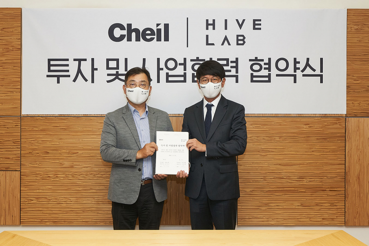 ▲제일기획 유정근 사장(왼쪽)과 하이브랩 서종혁 대표가 투자 및 사업협력 협약식에서 기념 촬영을 하고 있다. (사진제공=제일기획)