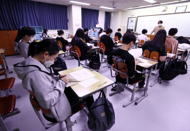 ▲1일 오전 서울 마포구 상암고등학교에서 고3 학생들이 2022학년도 수능 9월 모의평가 시작을 준비하고 있다. (연합뉴스)