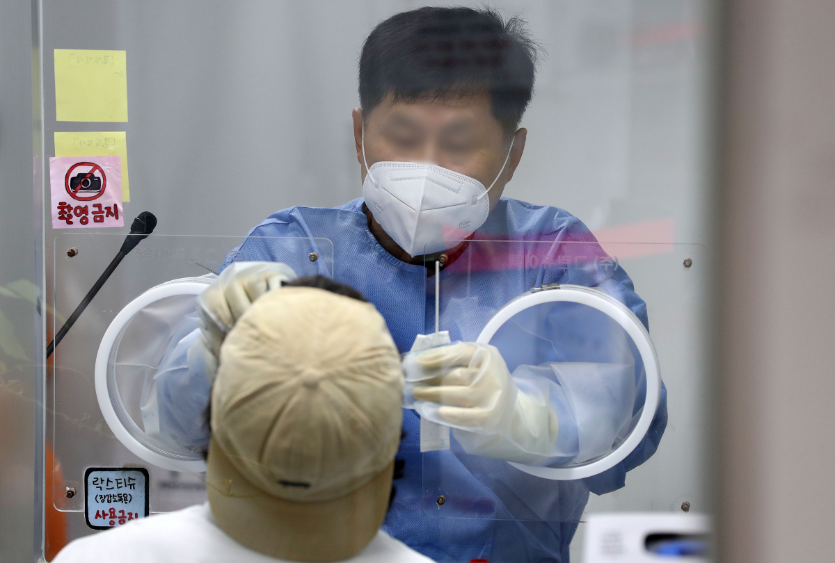 ▲코로나19 신규 확진자가 2025명으로 집계된 1일 오전 서울 서대문구보건소에 마련된 선별진료소에서 의료진이 검체를 채취하고 있다. (뉴시스)