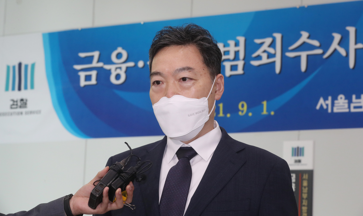 ▲김오수 검찰총장이 1일 오전 서울 양천구 서울남부지방검찰청에서 열린 금융·증권범죄수사협력단 출범식에 참석해 현판 제막을 마친 뒤 취재진의 질문에 답하고 있다. (공동취재사진)