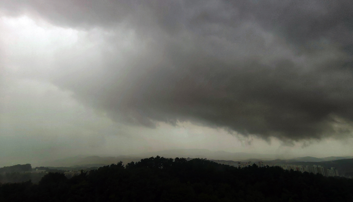 ▲31일 오후 강원 강릉시 대관령 상공으로 먹구름이 몰려오고 있다. 기상청은 오는 1일 오전까지 강원도에 200㎜가 넘는 많은 비를 예고했다.  (연합뉴스)