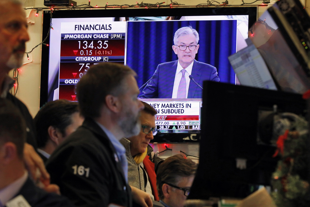 ▲미국 뉴욕증권거래소(NYSE) 스크린에 2019년 12월 11일 제롬 파월 연방준비제도(Fed·연준) 의장이 기자회견을 하는 모습이 나오고 있다. 뉴욕/AP뉴시스
