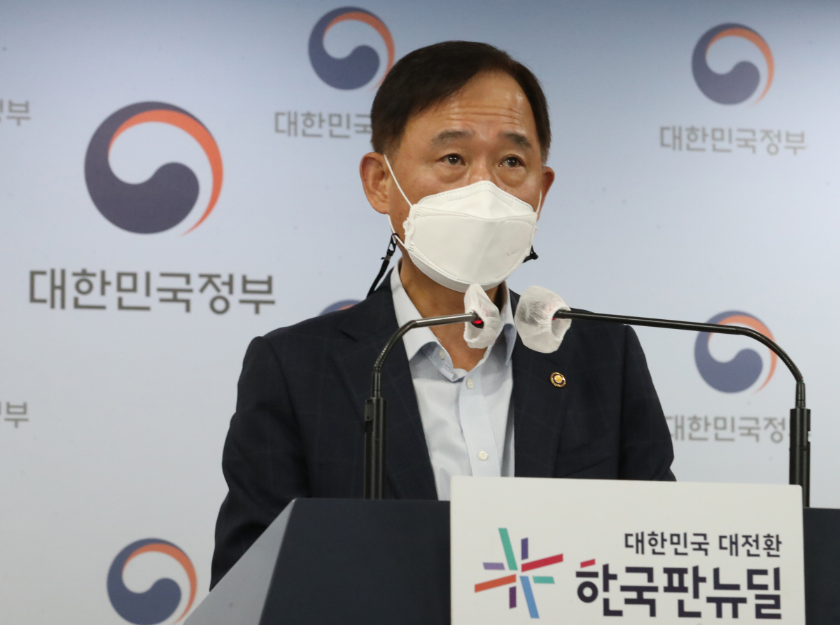 ▲박화진 고용노동부 차관이 1일 서울 종로구 정부서울청사 합동브리핑실에서 고용보험 재정건전화 방안 발표를 하고 있다. (뉴시스)