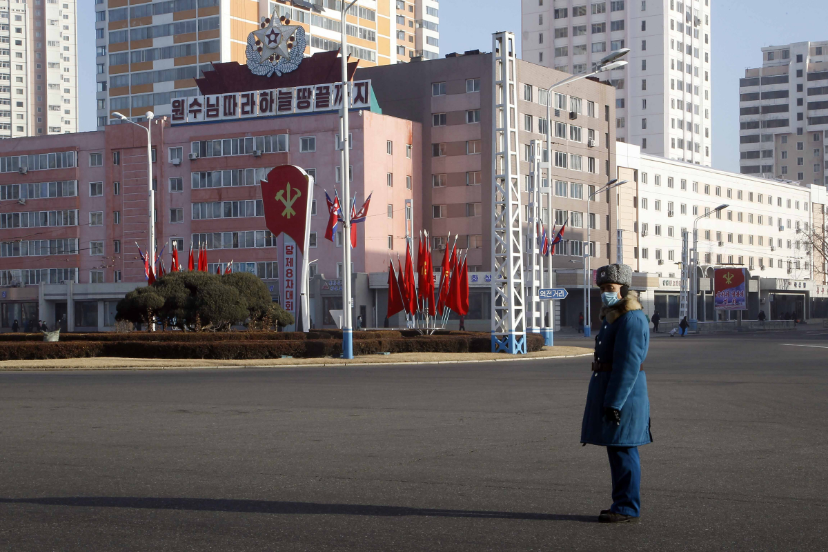▲북한의 교통경찰이 평양역 앞 대로에 마스크를 착용한 채 서있다.  (뉴시스)