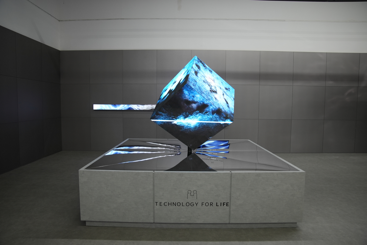 ▲조형물 ‘테크놀로지 포 라이프(Technology for life)’는 디스플레이 화면으로 6면을 감싼 디지털 큐브에서 반복되는 영상을 통해, 기아의 기술에 생명을 불어넣어 고객들에게 기억에 남을 경험을 남기겠다는 메시지를 전달한다.  (사진제공=기아)