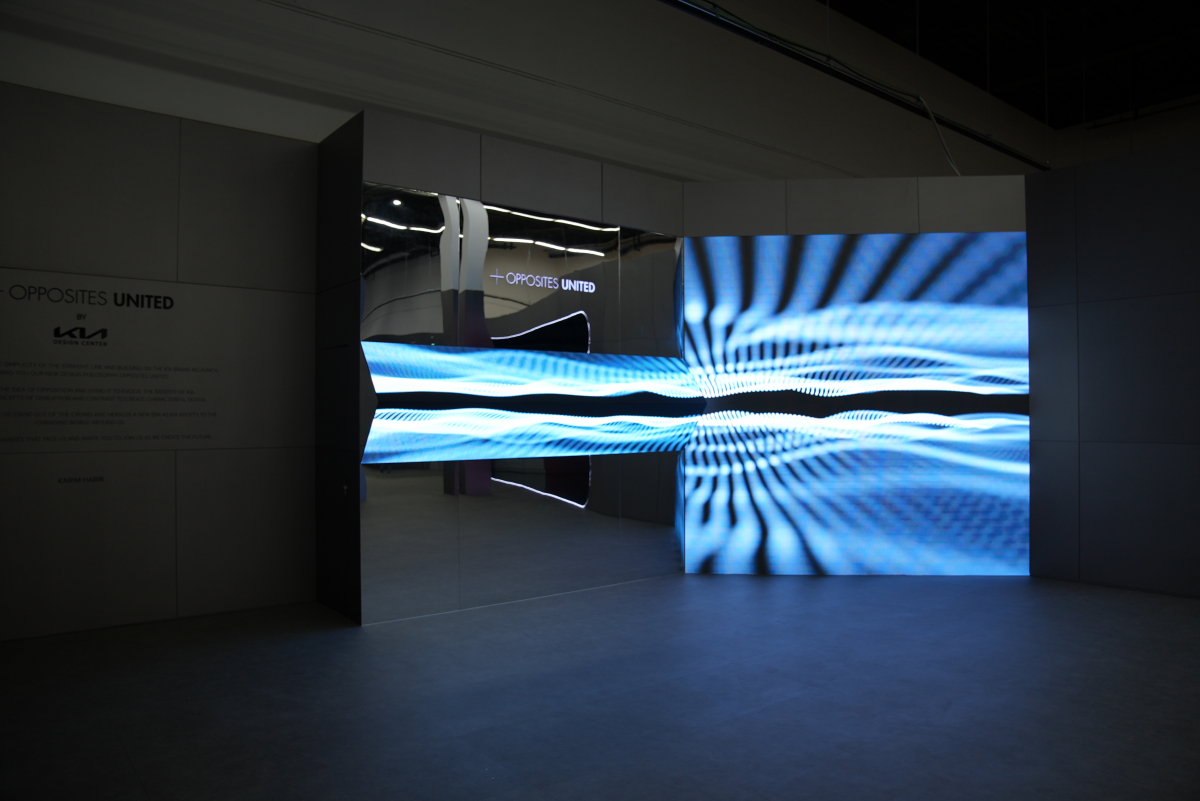 ▲조형물 ‘디자인 아이덴티티 모뉴멘트 디스플레이(DI Monument Display)’의 모습. 기아의 디자인 철학인 ‘오퍼짓 유나이티드(Opposites United, 상반된 개념의 창의적 융합)’의 개념을 직관적으로 볼 수 있도록 했다.  (사진제공=기아)