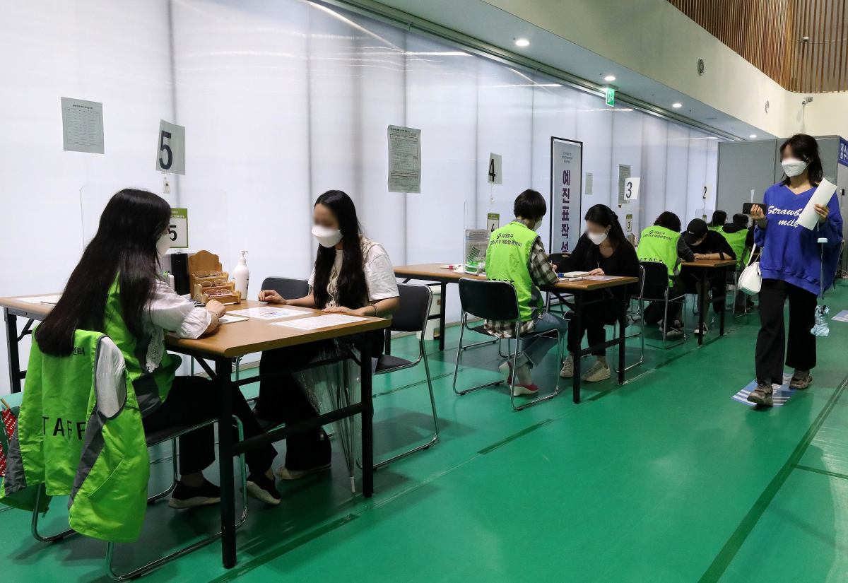 ▲코로나19 백신 1차 접종률이 56.5%를 넘어선 지난달 31일 오후 서울 서대문구 북아현문화체육센터에 마련된 코로나19 예방접종센터에서 시민들이 접종 전 예진표를 작성하고 있다. (뉴시스)