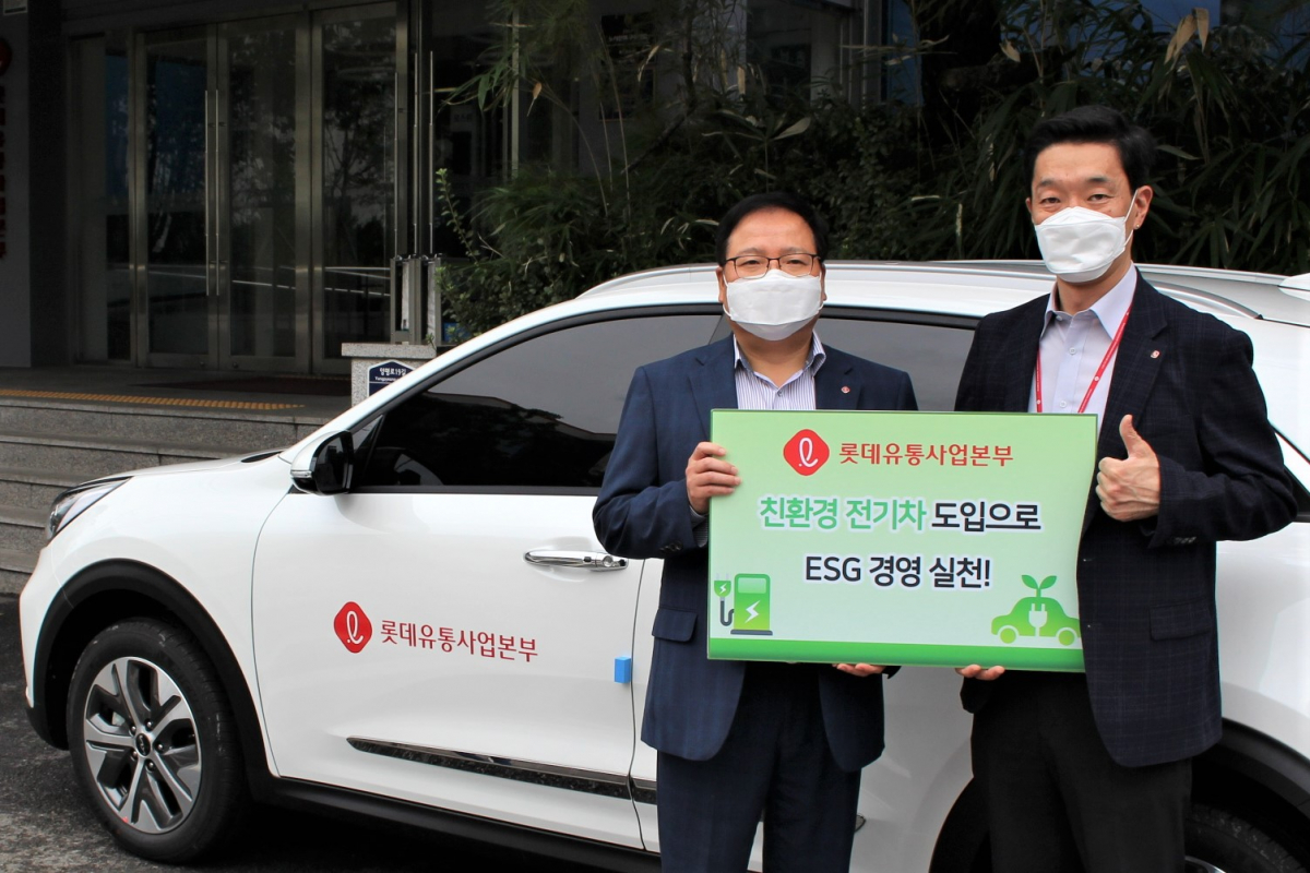 ▲서울 영등포구 본사에서 롯데유통사업본부 김용기 대표와 직원이 전기차 도입을 기념하는 사진촬영을 진행하고 있다. (롯데유통사업본부)