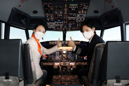 ▲제주항공은 4일부터 서울 마포구에 있는 ‘홀리데이 인 익스프레스 서울홍대’ 7층에 737맥스 조종실 시뮬레이터를 설치해 체험 기회를 제공한다.  (사진제공=제주항공)