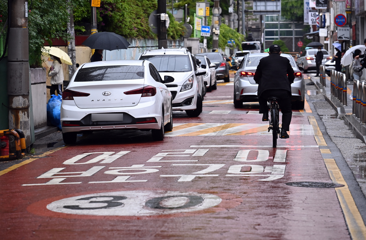 ▲5월 10일 오후 경기도 수원시 영통구 한 초등학교 인근 어린이보호구역(스쿨존)에 불법주차한 차량들이 줄지어 서 있다. 11일부터 도로교통법 시행령 개정으로 어린이보호구역 내 불법주정차 과태료는 승용차 기존 8만원에서 12만원, 승합차는 9만원에서 13만원으로 상향된다. (뉴시스)