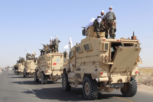 ▲탈레반이 1일(현지시간) 미국 군용 차량을 타고 칸다하르 외곽 고속도로에서 퍼레이드를 벌이고 있다. 칸다하르/EPA연합뉴스
