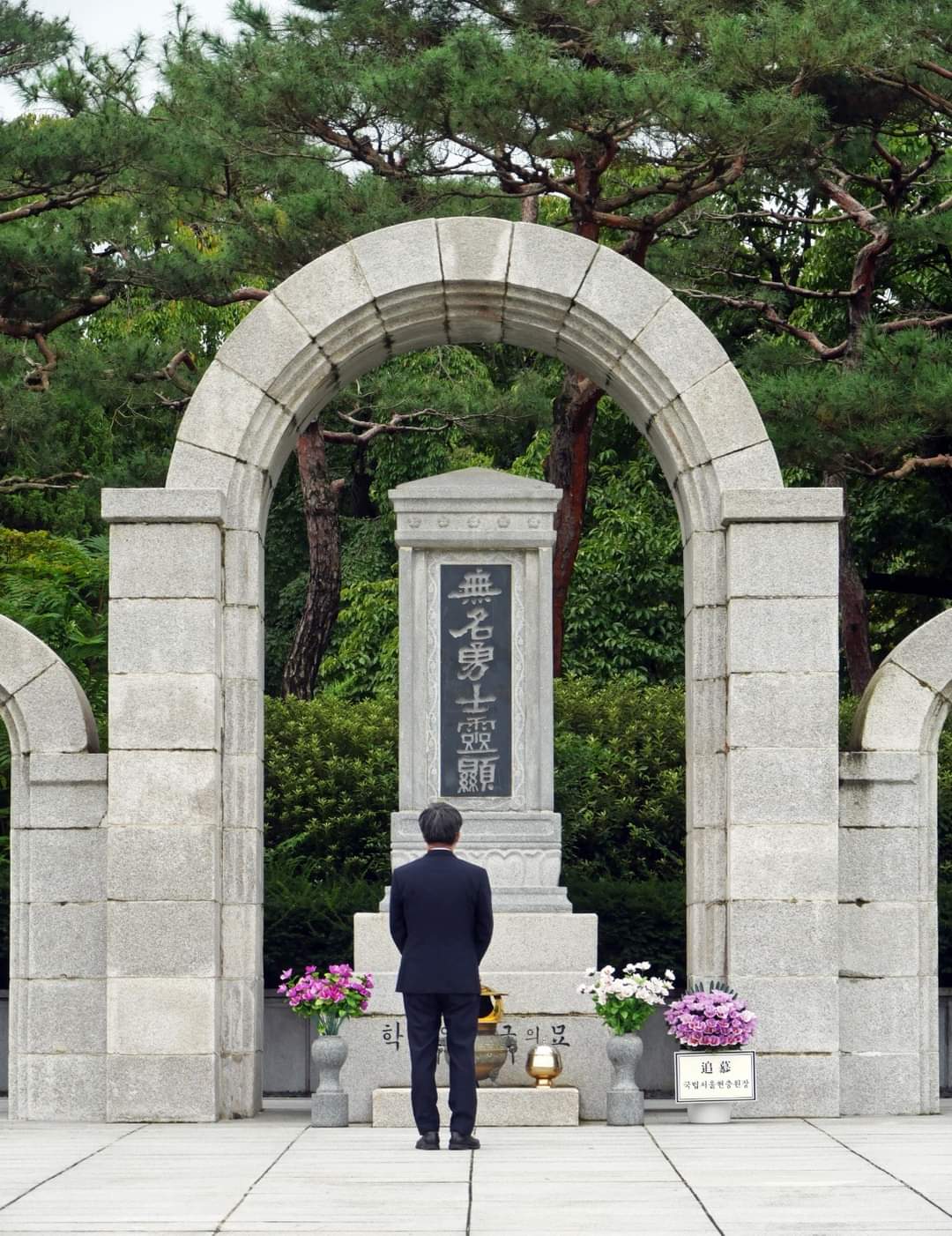 ▲김동연 전 경제부총리가 1일 서울 국립 현충원을 방문해 참배하고 있다. 김 전 부총리는 2일 자신의 페이스북을 통해 "다음 주로 예정한 대통령 출마 선언식을 준비 중"이라고 밝혔다. (제공=김동연 전 경제부총리 측)