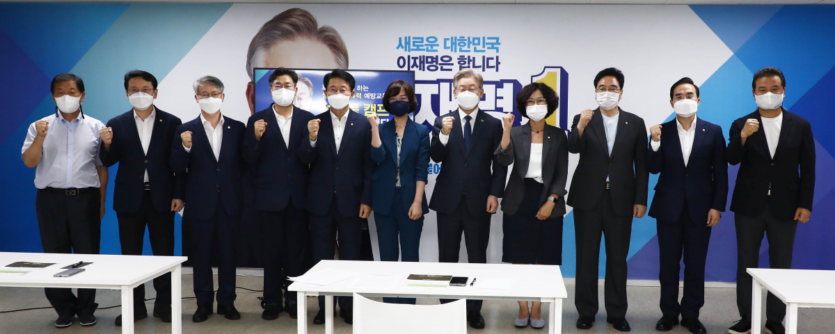 ▲더불어민주당 대권주자인 이재명 경기도지사가 서울 여의도 열린캠프에서 열린 '성희롱·성폭력 예방 교육'에서 참석자들과 기념촬영하고 있다. (뉴시스)