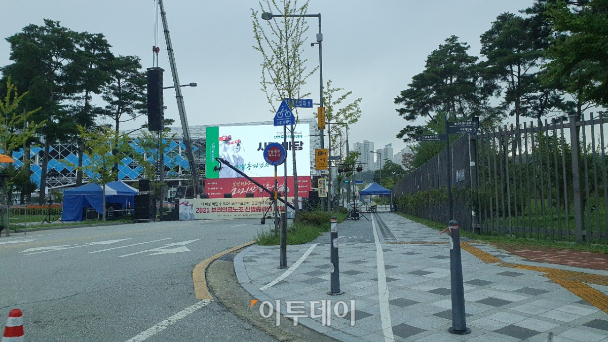 ▲전국민주노동조합총연맹 전국보건의료산업노동조합(보건의료노조)이 1일 저녁 정부세종청사 보건복지부 앞에서 총파업 전야제를 준비하고 있다. (세종=김지영 기자)