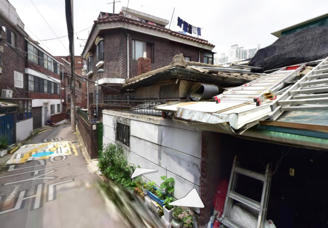 ▲서울 성동구 금호동 일대 정비사업이 활기를 띠고 있다. 공공재개발을 추진 중인 금호23구역은 지난달 말 서울주택도시공사(SH공사)로부터 추진위원회 정식 인가를 받았다. 인근 금호14-1구역에는 내년 말 새 아파트가 완공된다. 서울 성동구 금호동 금호23구역 일대 모습. (네이버지도)