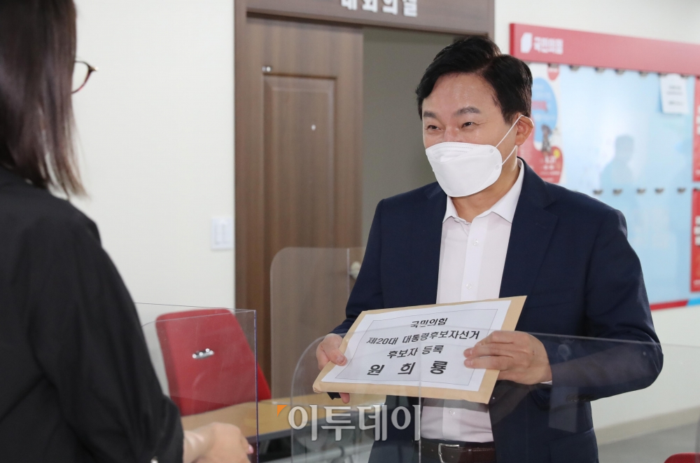 ▲국민의힘 대권주자인 원희룡 전 제주지사가 지난달 30일 오전 서울 여의도 국민의힘 중앙당사에서 대선 경선 후보 등록을 하고 있다. (신태현 기자 holjjak@)