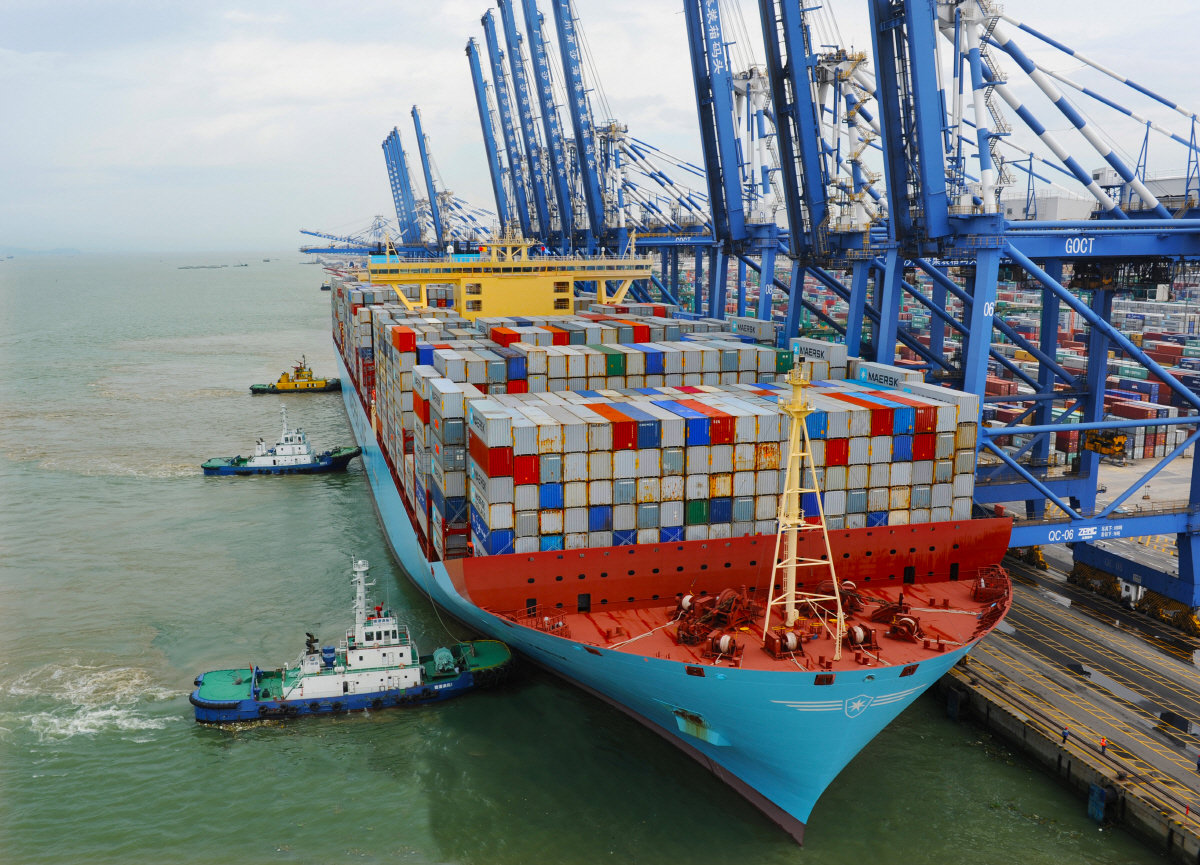 ▲중국 남부 광둥성 광저우 난사항에 정박한 컨테이선. 광저우/신화뉴시스