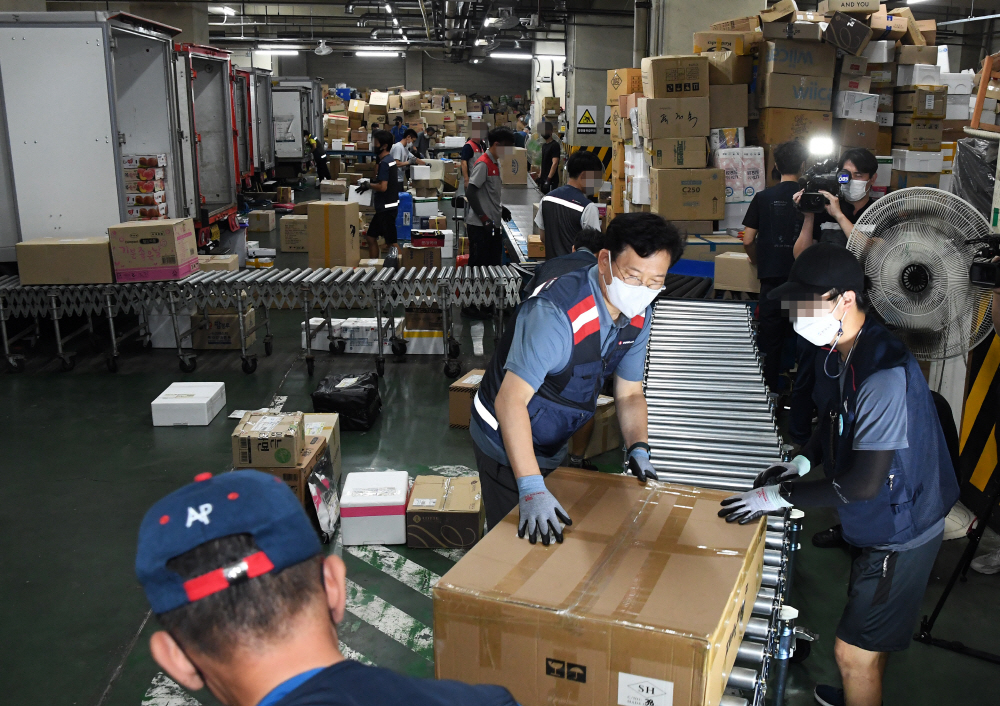 ▲송영길 더불어민주당 대표가 이달 26일 오전 서울 금천구에 위치한 롯데글로벌로지스 구로터미널 택배 현장을 찾아 근로자들과 함께 작업을 하고 있다. (연합뉴스)